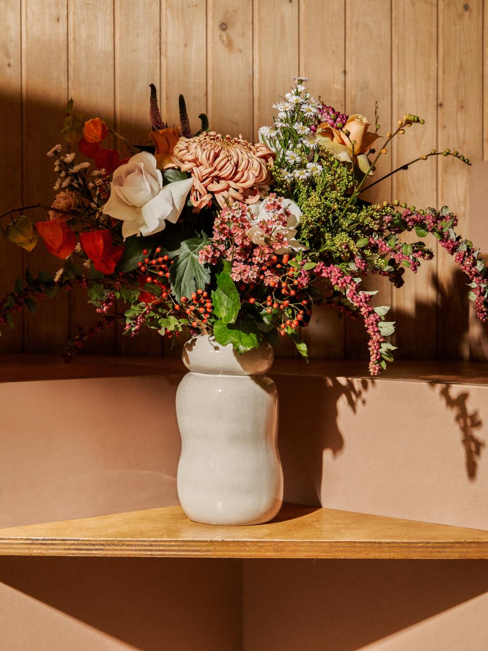 herfstboeket herfstbloemen chrysant roos hypericum