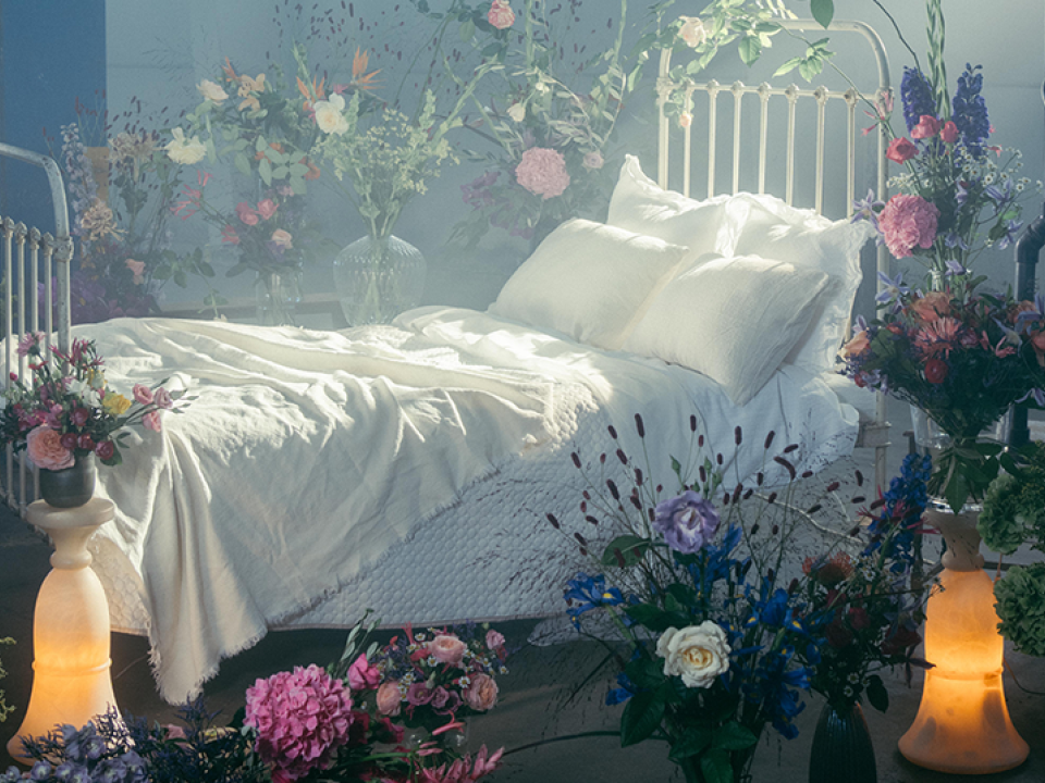 Bloemen op bed | mooiwatbloemendoen.nl