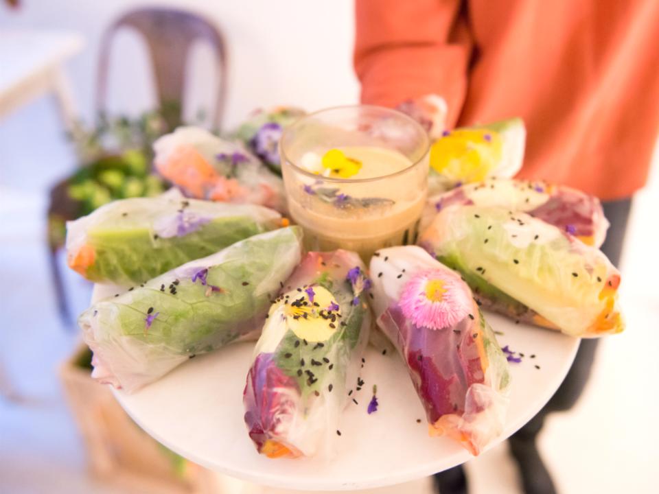 Recept: Vietnamese zomerrolletjes met bloemen Mooiwatbloemendoen.nl