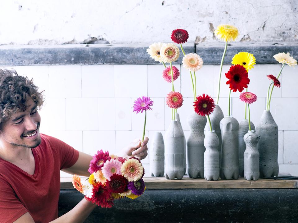 Geef je kamer extra flair met deze opvallende gerbera-creatie Geef je kamer extra flair met deze opvallende gerbera-creatie Mooiwatbloemendoen.nl