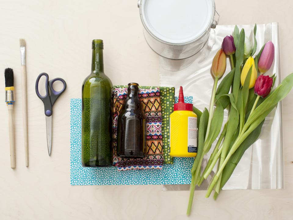 DIY: fleurige flesvazen voor de mooiste bloemen DIY: fleurige flesvazen voor de mooiste bloemen Mooiwatbloemendoen.nl