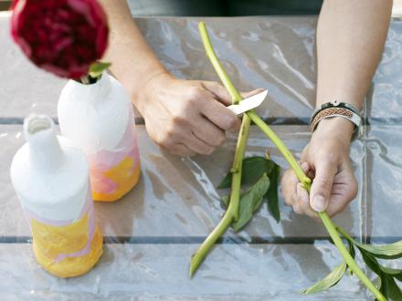 Zo maak je deze vrolijke vaasjes met pioenrozen Mooiwatbloemen.nl