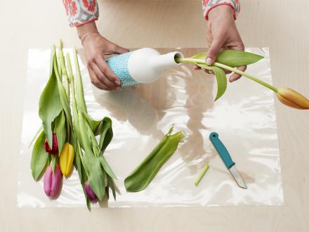 DIY: fleurige flesvazen voor de mooiste bloemen DIY: fleurige flesvazen voor de mooiste bloemen Mooiwatbloemendoen.nl