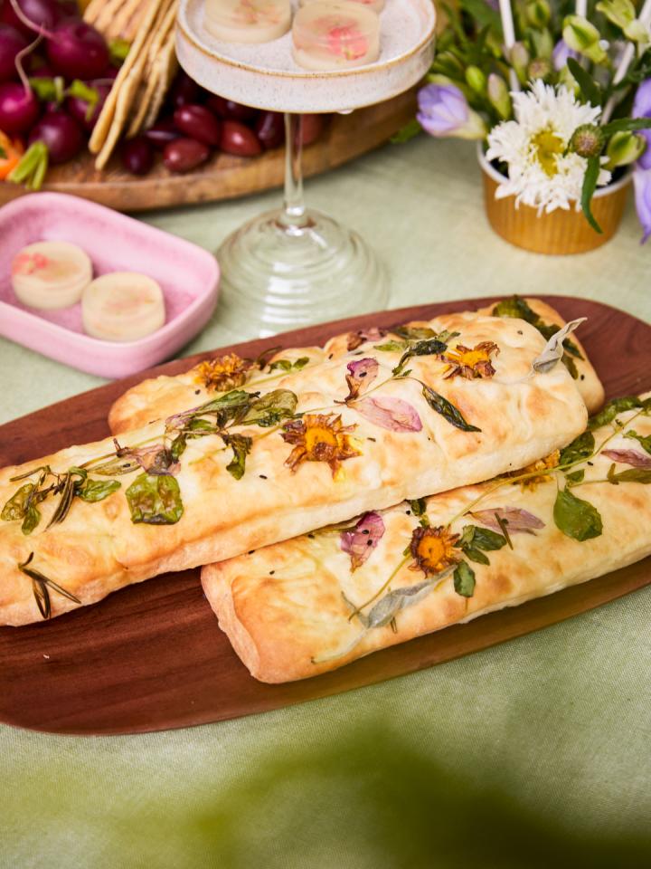 foccacia met eetbare bloemen en kruiden Mooiwatbloemendoen.nl