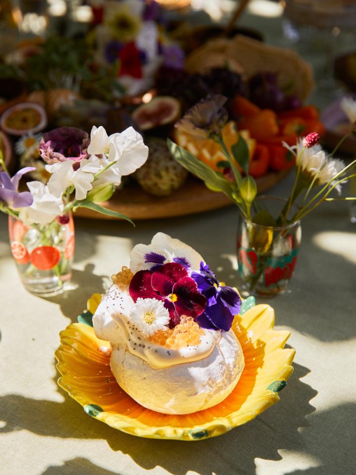 pavlova met eetbare bloemen en kruiden Mooiwatbloemendoen.nl