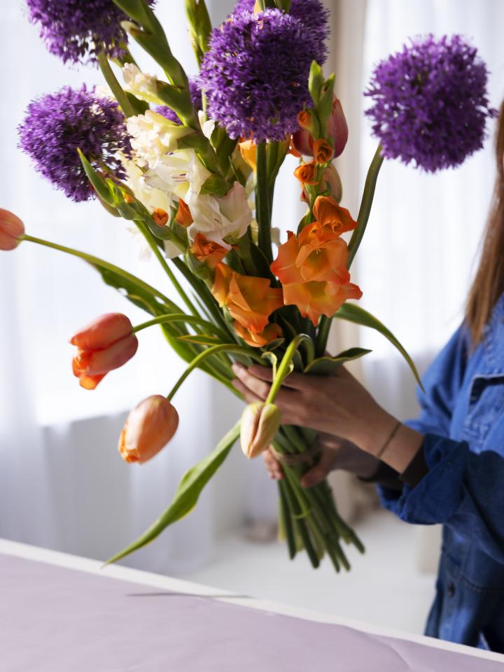 bloemen in vaas zetten | gladiool | allium | tulp