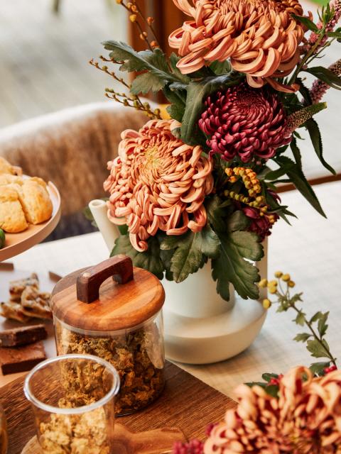 Kleed de lunchtafel aan met herfstbloemen Mooiwatbloemendoen.nl