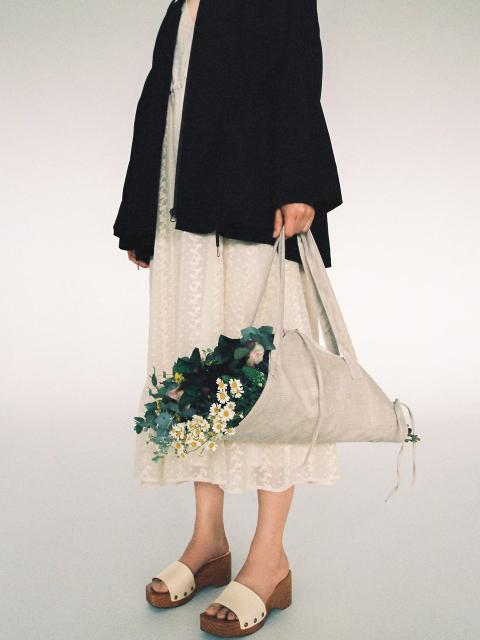 Draag je boeket in deze stijlvolle tas | Mooiwatbloemendoen.nl