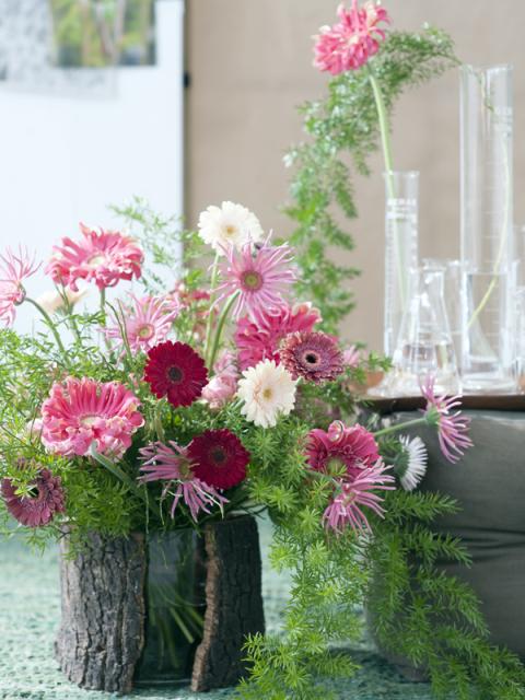 Maak zelf een weelderig boeket van gerbera’s en sierasperge