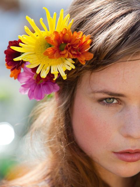 Meisje met chrysant in haar